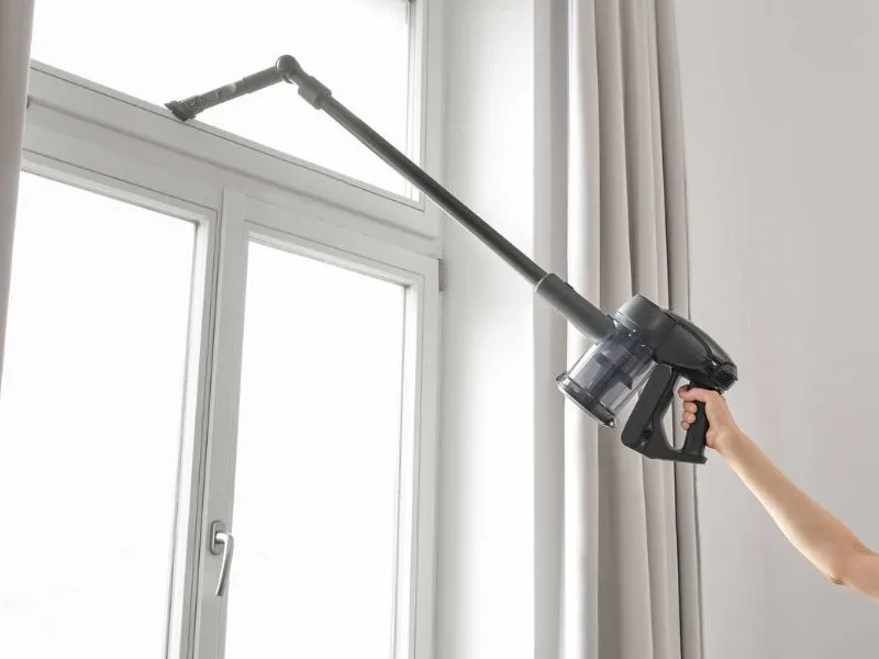 Pomocou otočnej hubice v rozsahu 180° môžete jednoducho a efektívne manévrovať okolo nábytku a ľahko upratať aj ťažko prístupné miesta. Vysávač je ľahký a umožňuje plynulý pohyb po domácnosti. Horizontálna pozícia umožňuje vysávanie pod nízkym nábytkom, 360° technológia zase umožní prístup kamkoľvek aj vo výškach. Proste od podlahy po strop.