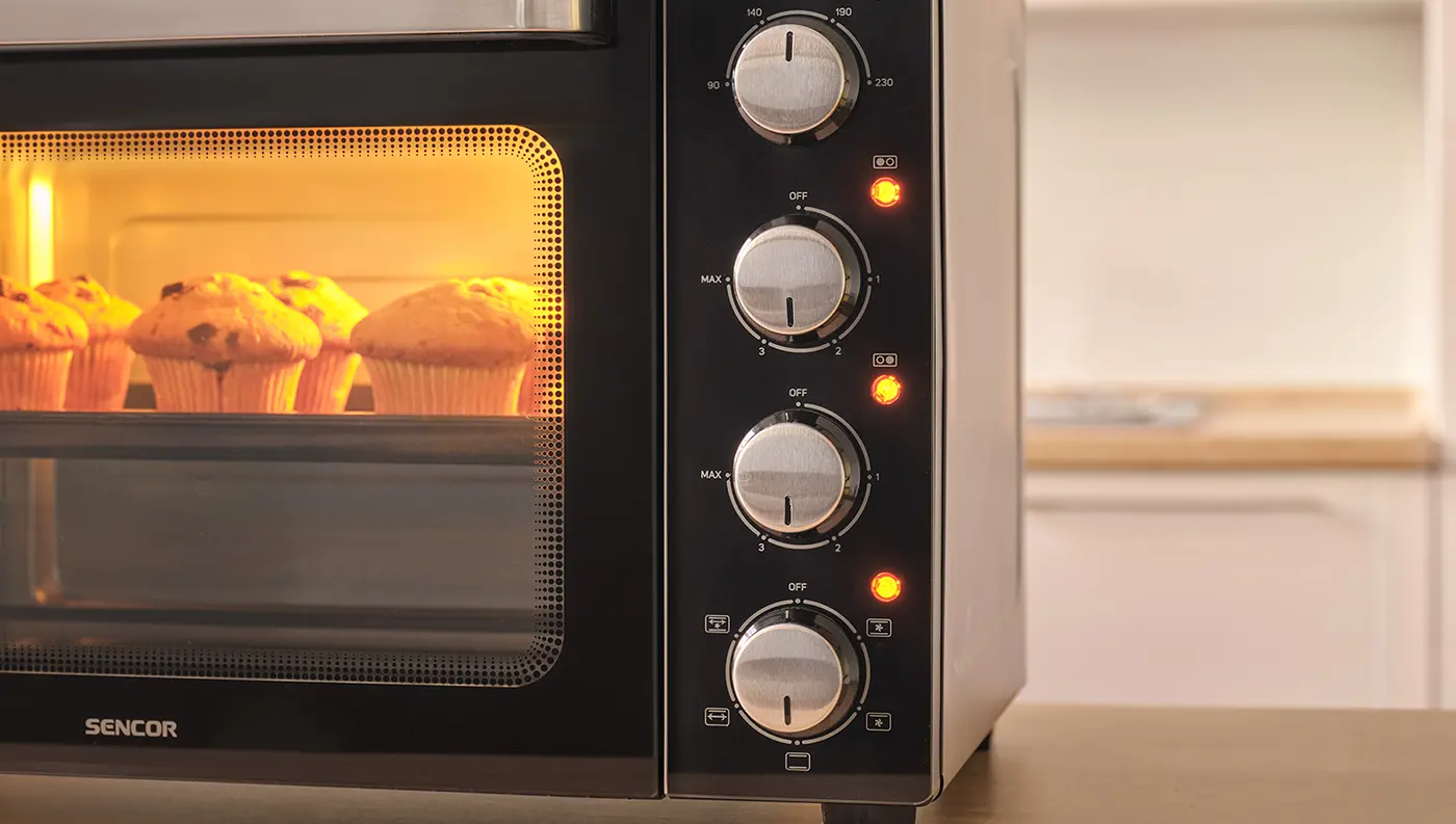 Pečen&iacute; muffinů v elektrick&eacute; troubě s plot&yacute;nkami Sencor SEO 4800BK