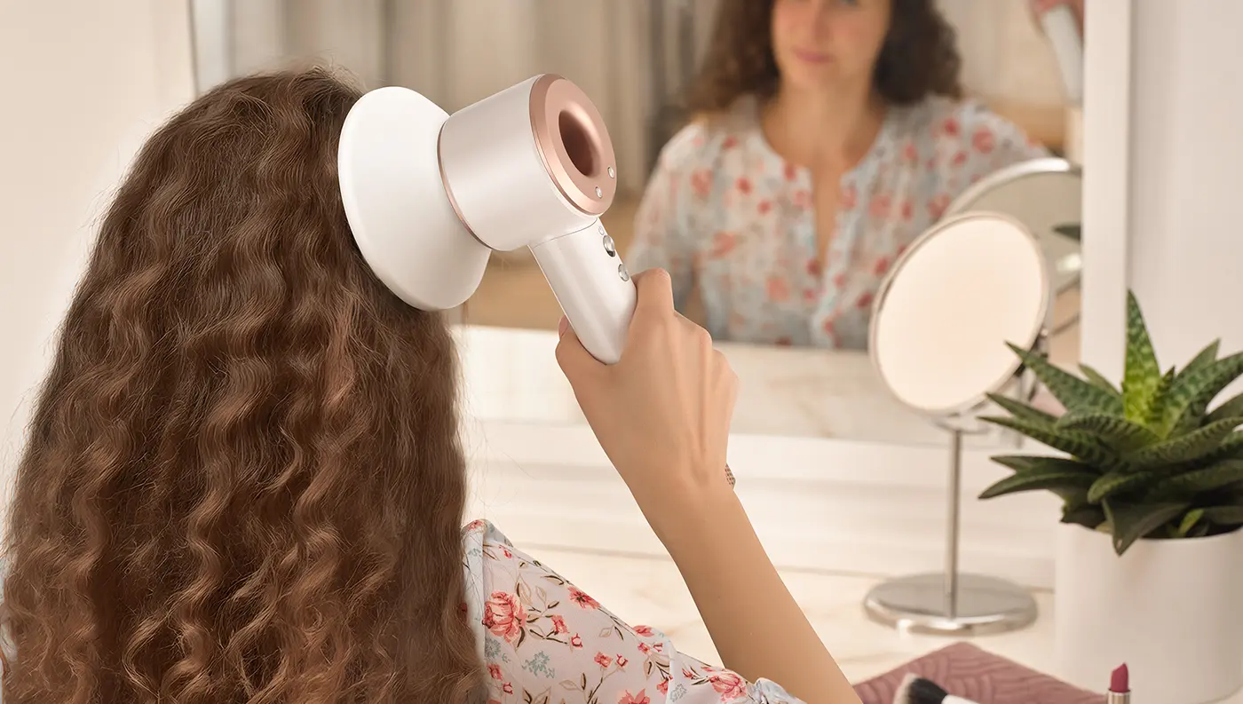 Žena si vysouší vlasy s vysoušečem Sencor SHD 8900RS