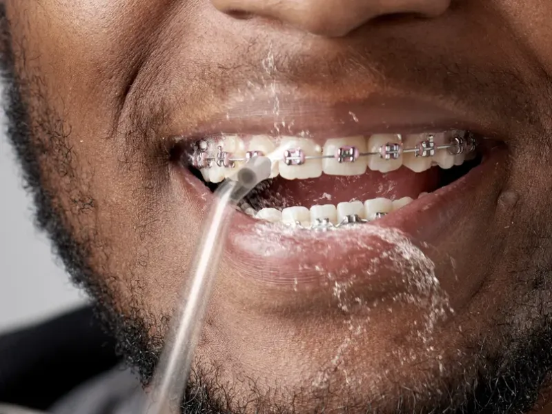 AENO DI2 účinne čistí aj ústa so zubným strojčekom.