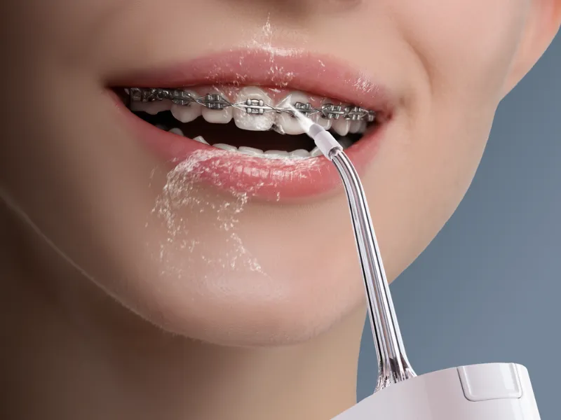 AENO DI3 účinne čistí aj ústa so zubným strojčekom.