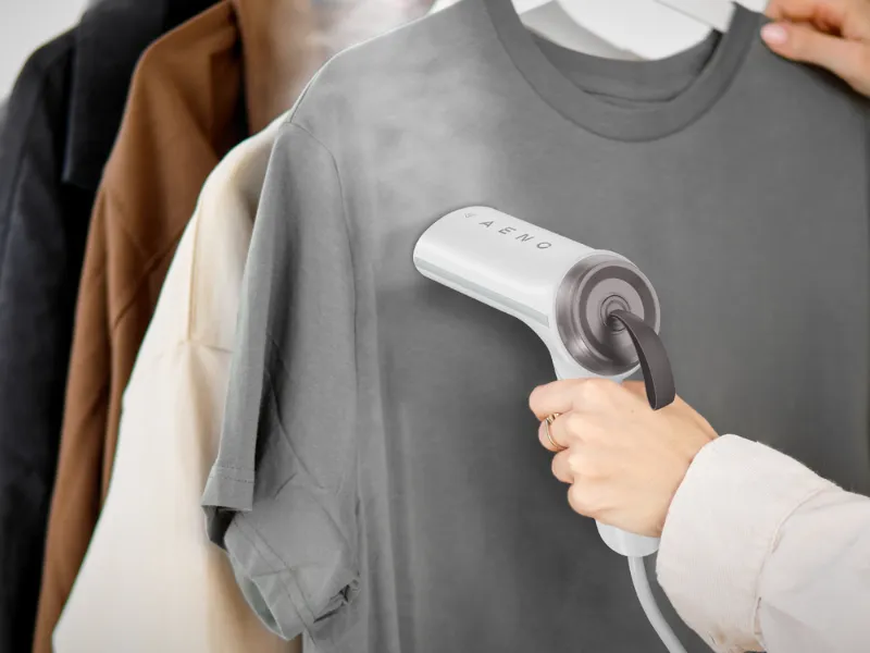 Od košieľ cez nohavice až po šaty - naparovač AENO GS4 si poradí s každou tkaninou.