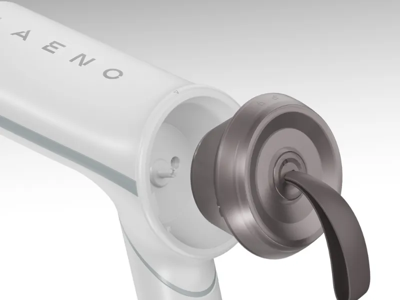 Vyberateľná 85 ml nádržka na vodu naparovača AENO GS4 poskytne až 9 minút nepretžitej prevádzky.