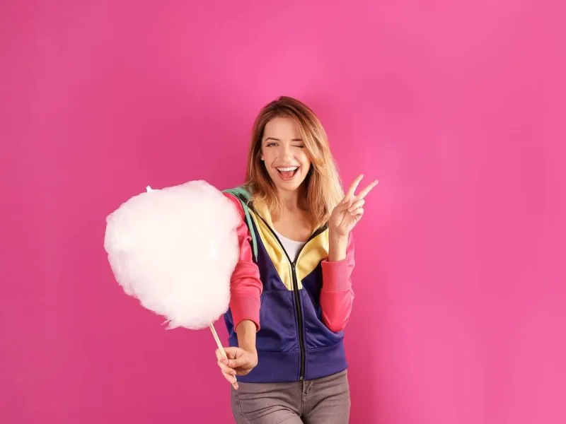 Stačí nasypať cukor alebo tvrdé cukríky do Ariete Party Time ART 2973 a o malú chvíľu si vychutnáte dokonalú domácu cukrovú vatu.