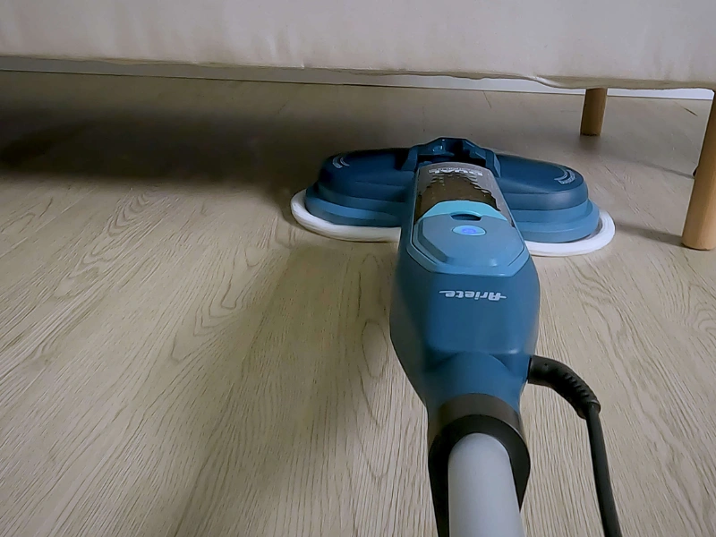 Vďaka kĺbovej hlavici sa s parným mopom Ariete 4178/BL dostanete aj do ťažko prístupných miest.