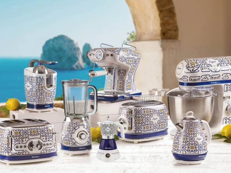 Moka kanvička Ariete Capri 1358/CA m&aacute; dizajn in&scaron;pirovan&yacute; stredomorsk&yacute;m ostrovom Capri.