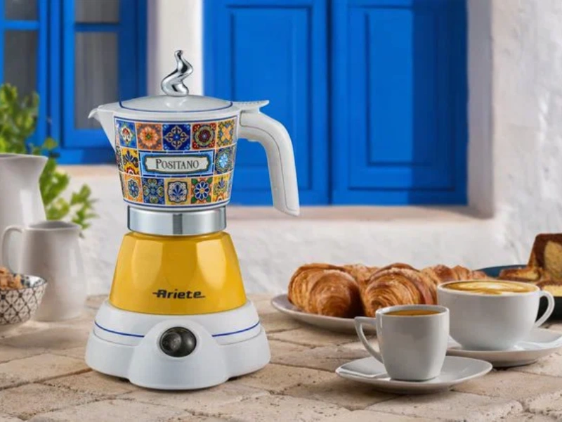 Moka kanvička Ariete Positano 1358/PO má kapacitu až pre štyri šálky kávy.
