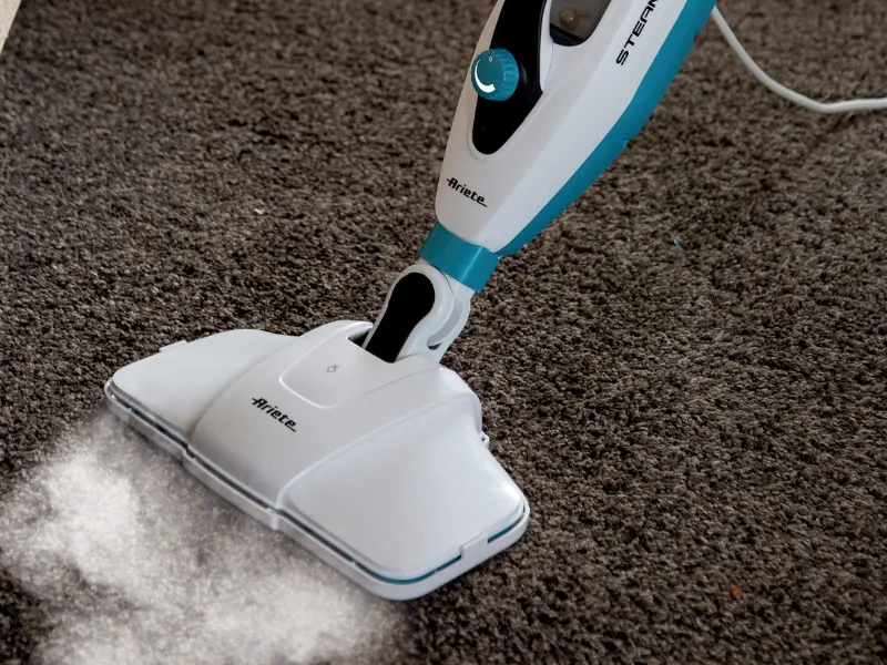 Výkonná para čističa Ariete Steam Mop Foldable ART 4175 ničí až 99,9 % mikróbov, vírusov a prachových roztočov, čo ocenia domácnosti s malými deťmi, alergikmi či domácimi miláčikmi.