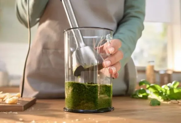 Praktická nádoba pre mixovanie a meranie objemu.