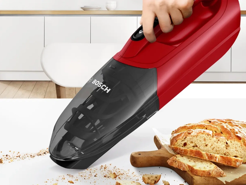 Odnímateľný ručný vysávač Bosch BBHF214R Serie 2 Readyy’y vysáva omrvinky na linke