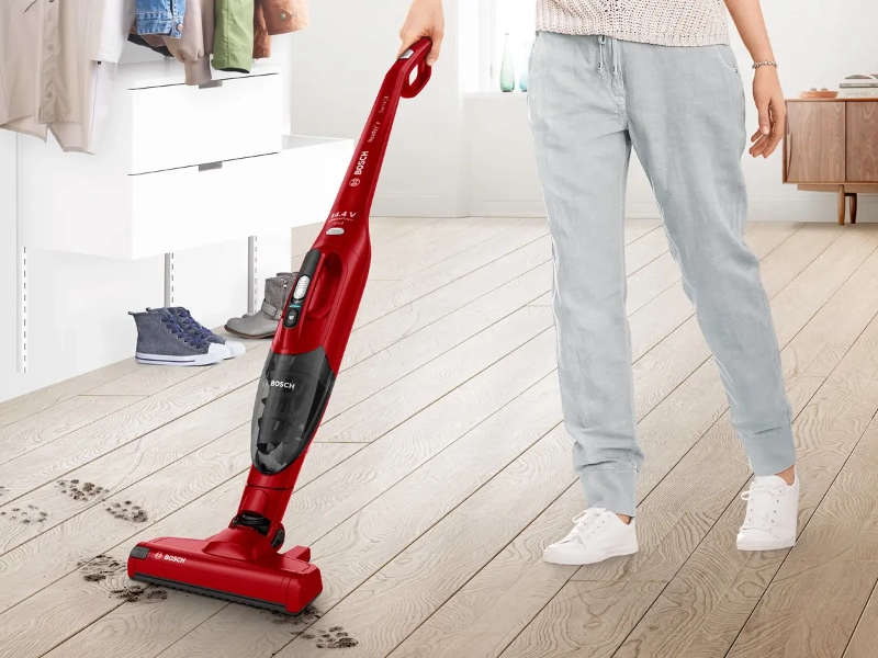 Tyčový vysávač Bosch BBHF214R Serie 2 Readyy’y na podlahe