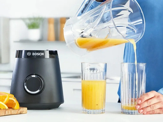 Osoba nalieva smoothie pripraven&eacute; v mix&eacute;ri Bosch MMB6141B VitaPower