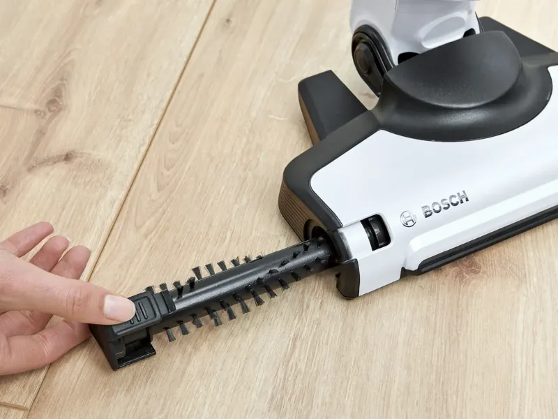 Zabudnite na zložitú a náročnú údržbu podlahovej hubice vysávača Bosch BBH3ZOO28 - kefu EasyClean z nej ľahko vyberiete a rýchlo vyčistíte.