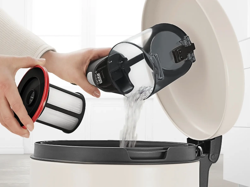 Vysypávanie nádoby vysávača Bosch Unlimited 6
