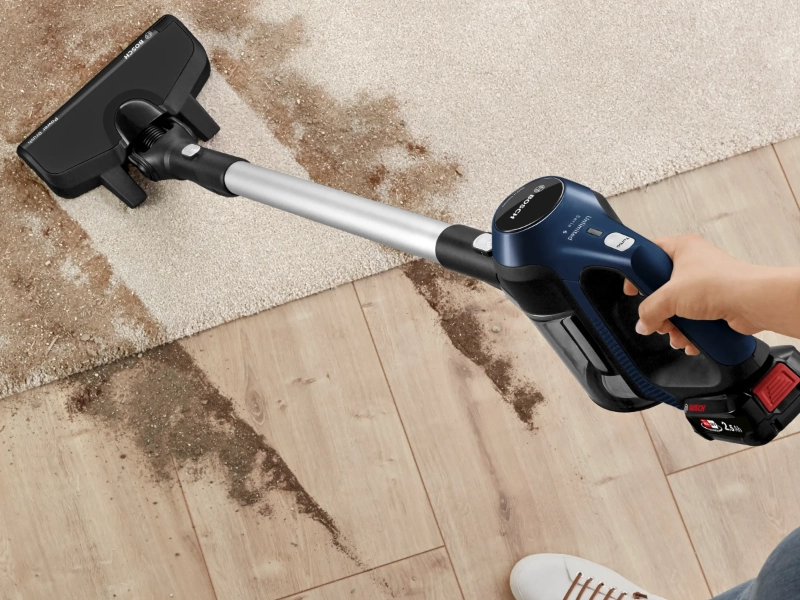 Bosch BBS611MAT Unlimited 6 vysáva špinu z koberca a podlahy