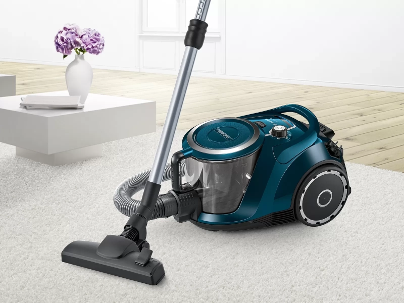 Bezvreckový vysávač Bosch BGS41FAM Serie 6 ProFamily na koberci