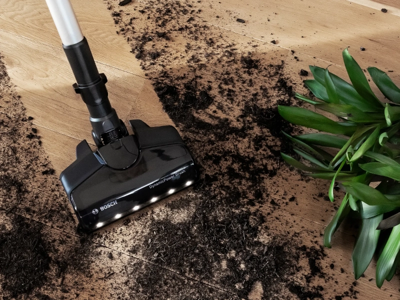 Vysávač Bosch BCS711XXL Unlimited 7 zbiera zem vysypanú z kvetináča