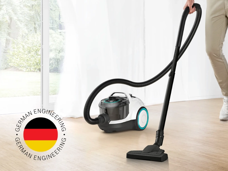 Muž vys&aacute;va s vys&aacute;vačom Bosch BGC21HYG1 Serie 4 ProHygienic s nemeckou technol&oacute;giou