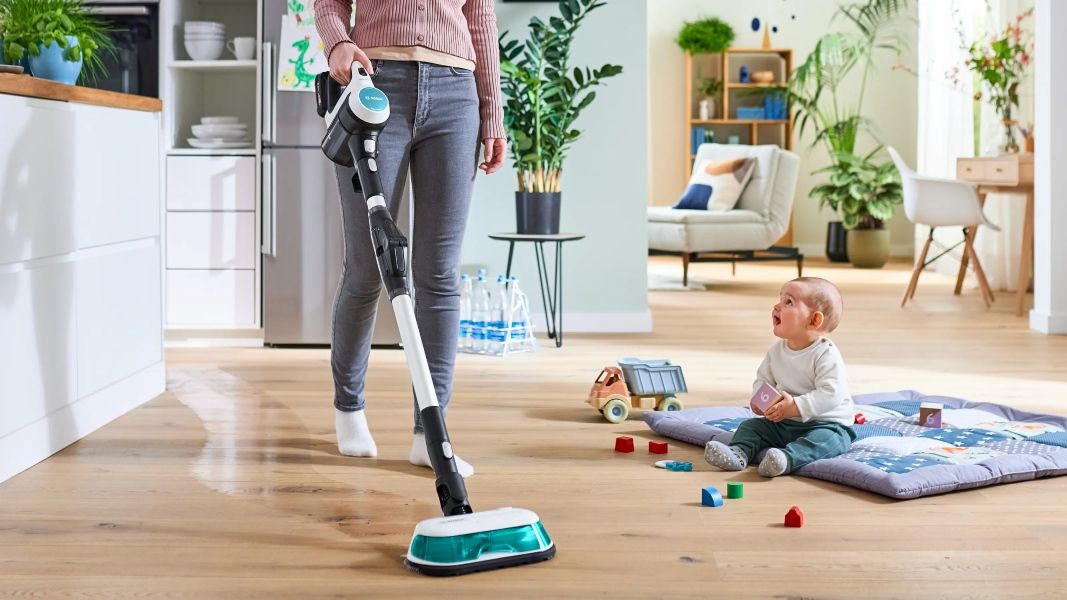 Mama upratuje ob&yacute;vačku s vys&aacute;vačom Bosch BCS71HYG3