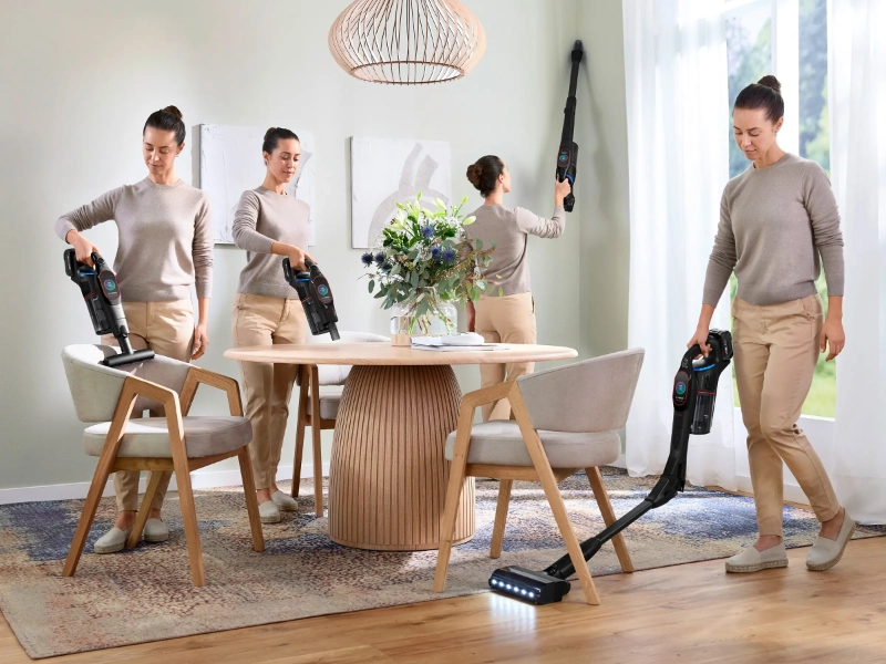 Žena používa vysávač Bosch Unlimited 10 ProPower ako tyčový a ručný