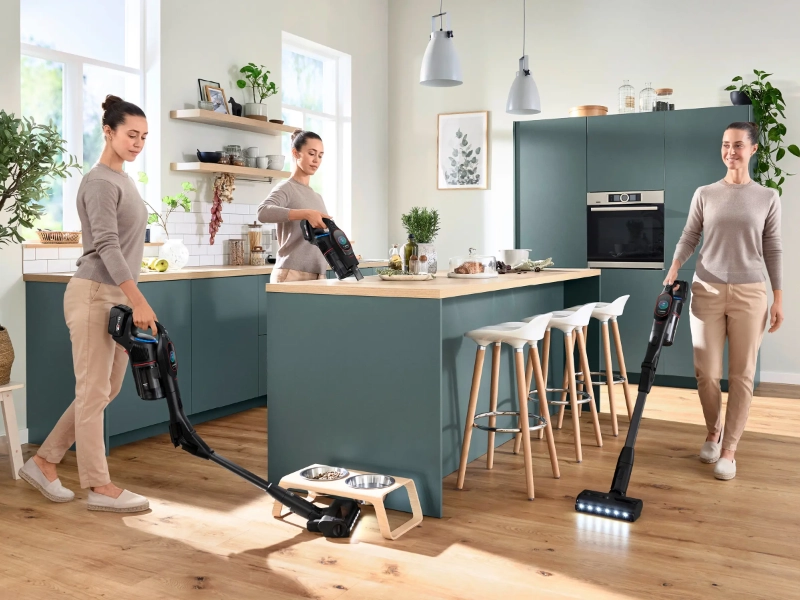 Žena upratuje dom s vysávačom Bosch BCS1051POW Unlimited 10 ProPower