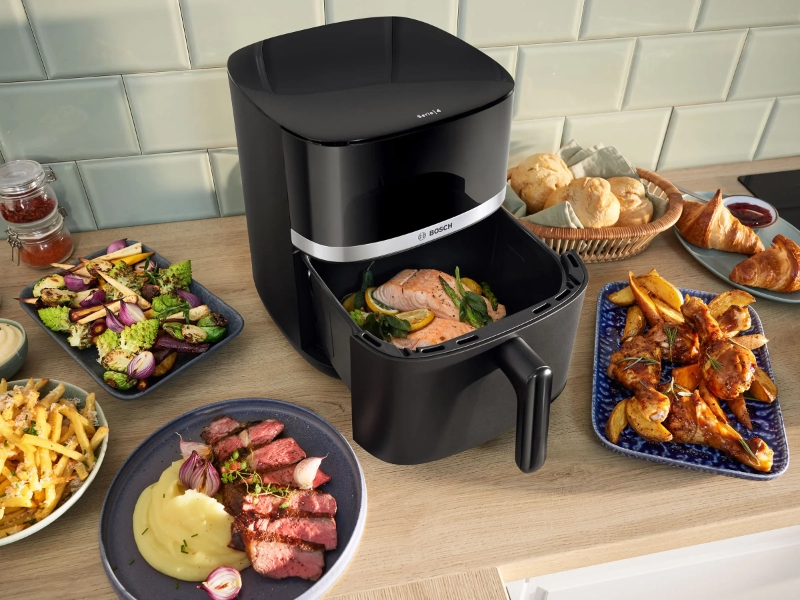 Teplovzdušná fritéza Bosch MAF462B1 Serie 4 obklopená jedlom