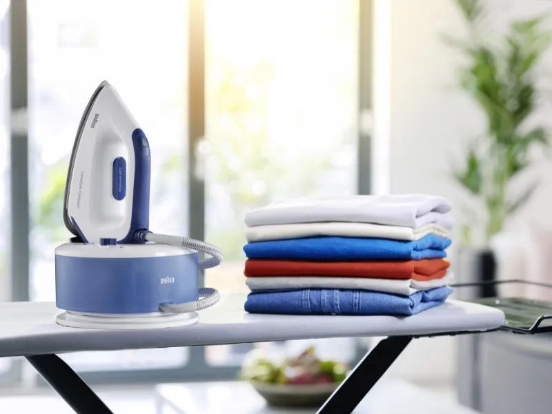 Inteligentná technológia iCare parného generátora Braun CareStyle Compact IS 2143 BL ponúka správnu teplotu na všetky druhy látok.