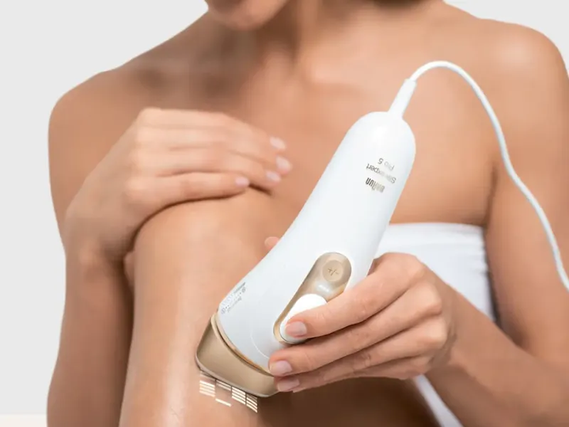 Snímač Snímač Skin Pro (SensoAdapt™, s UV filtrom) preto nepretržite sníma pokožku a automaticky prispôsobuje výkon každého záblesku rôznym partiám tela.