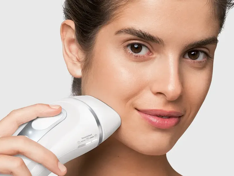 Sn&iacute;mač Skin Pro 2.0 (SensoAdapt&trade;, s UV filtrom) preto nepretržite sn&iacute;ma pokožku a automaticky prisp&ocirc;sobuje silu každ&eacute;ho z&aacute;blesku r&ocirc;znym častiam tela.