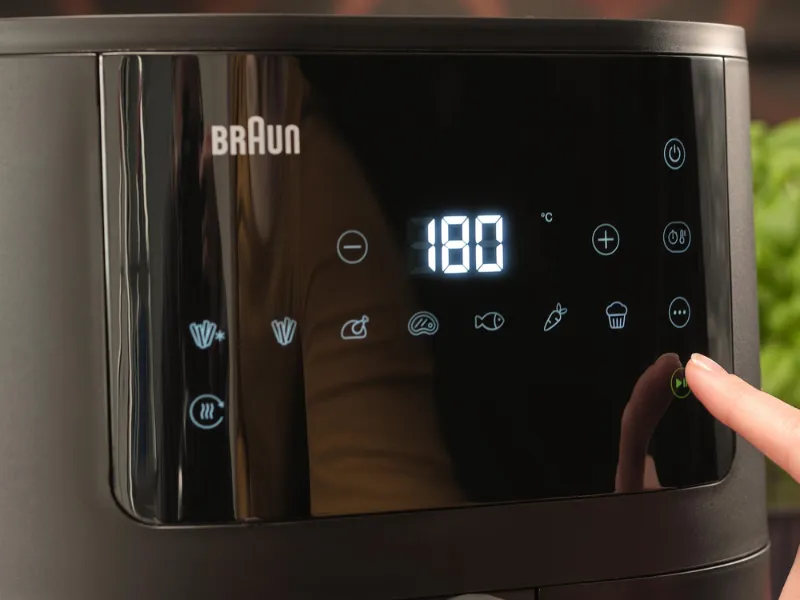 Jednoduché nastavnie teploty fritézy Braun MultiFry 3 HF3030BK v rozmedzí od 80 do 200 °C.