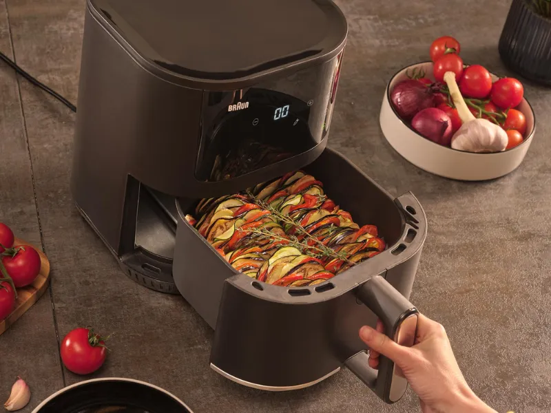 Fritéza Braun MultiFry 3 HF3030BK je navonok kompaktná ale vo snútri má bohatý objem na prípravu veľkých porciií jedál