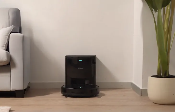 Robotický vysávač Conga 2499 Ultra Home Titanium so stanicou Conga Home, ktorá automaticky vyprázdni prach z vysávača.