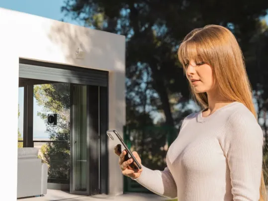 Profesionálne výsledky čistenia získate pomocou technológie Advance Clean 5, vďaka ktorej čistič Conga Windroid 1290 DoubleSpray na povrchy rozprašuje vodu, drhne ich, odstraňuje nečistoty, čistí a suší.