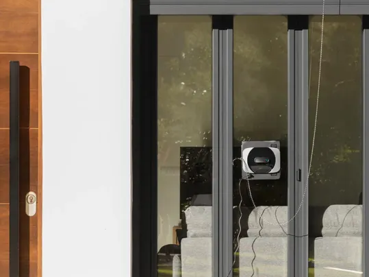 Robotický čistič okien Conga Windroid 1290 DoubleSpray toho vďaka silnému prísavnému motoru zvládne omnoho viac, ako by ste čakali.