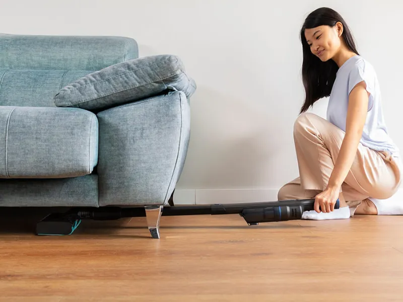 Tyčový vysávač Scoba 2100 dokáže na jedno nabitie 3000 mAh batérie vysávať až 45 minút.