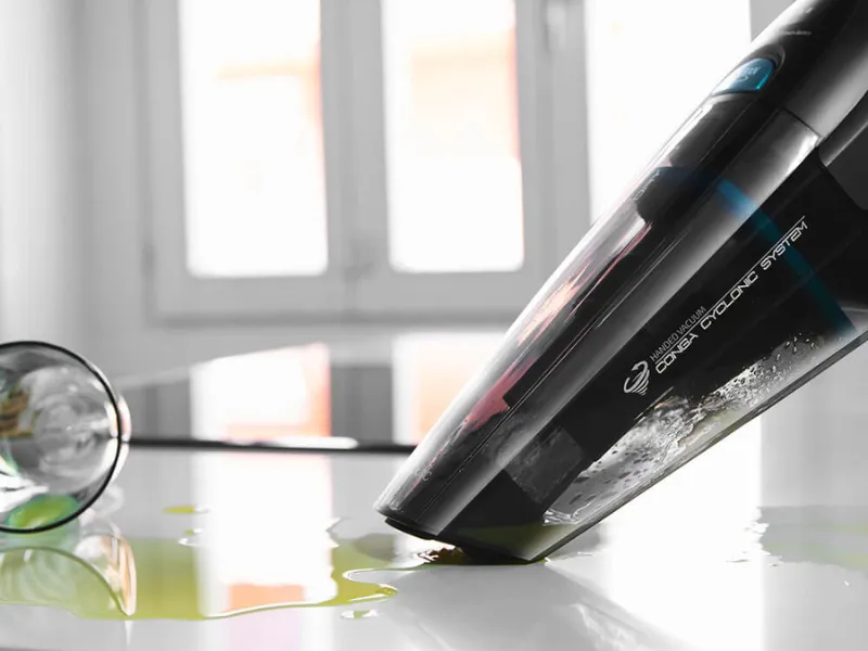 Zoznámte sa so systémom vysávania Wet&Dry vysávača Conga Immortal Extremesuction - rozsypaná múka či prevrhnutý pohár s vodou vám už nebudú robiť starosti.