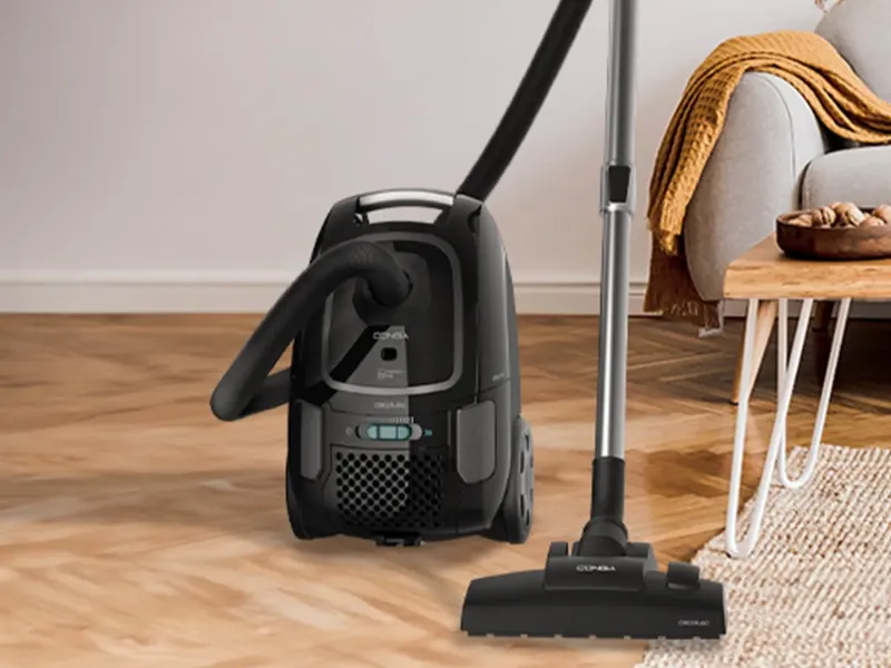 Vreckový vysávač Conga Powerbag 4000 XL vám vďaka svojmu kompaktnému telu uľahčí prácu na maximum.