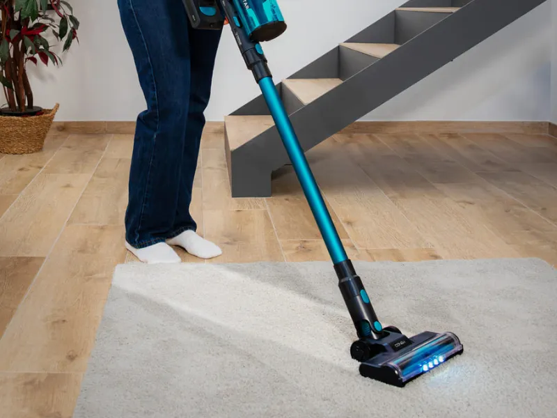 Inovatívna motorizovaná hubica s rotačnou kefou vysávača Conga Rockstar 1500 si s prehľadom poradí o znečistenými kobercami, čalúnením aj podlahami bez zamotania dlhých vlasov či chlpov.