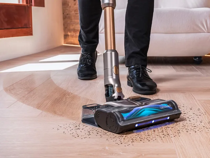 Vďaka syst&eacute;mu Ergo Wet dok&aacute;že vys&aacute;vač Conga Rockstar 12500 vys&aacute;vať a mopovať s&uacute;časne, č&iacute;m v&aacute;m u&scaron;etr&iacute; n&aacute;mahu a čas.