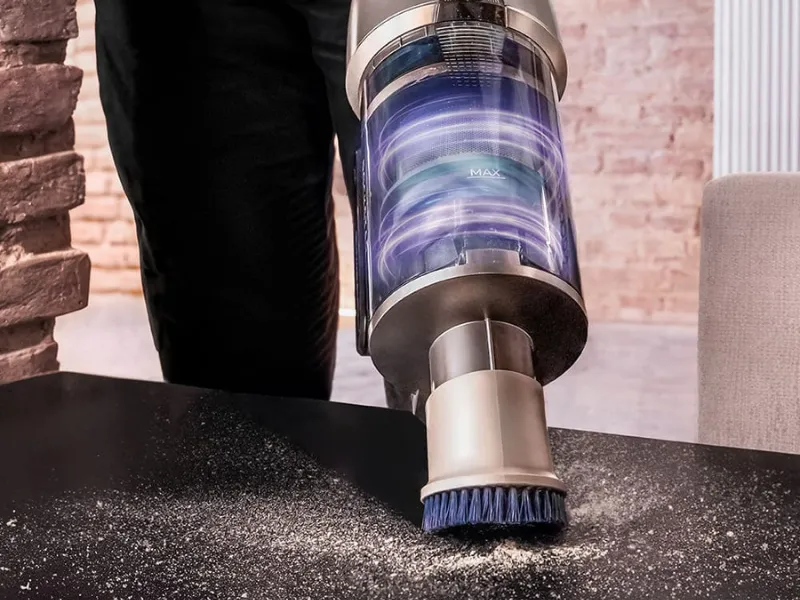 Tyčov&yacute; vys&aacute;vač Conga Rockstar 12500 dok&aacute;že na jedno nabitie 4000 mAh bat&eacute;rie vys&aacute;vať až 100 min&uacute;t.