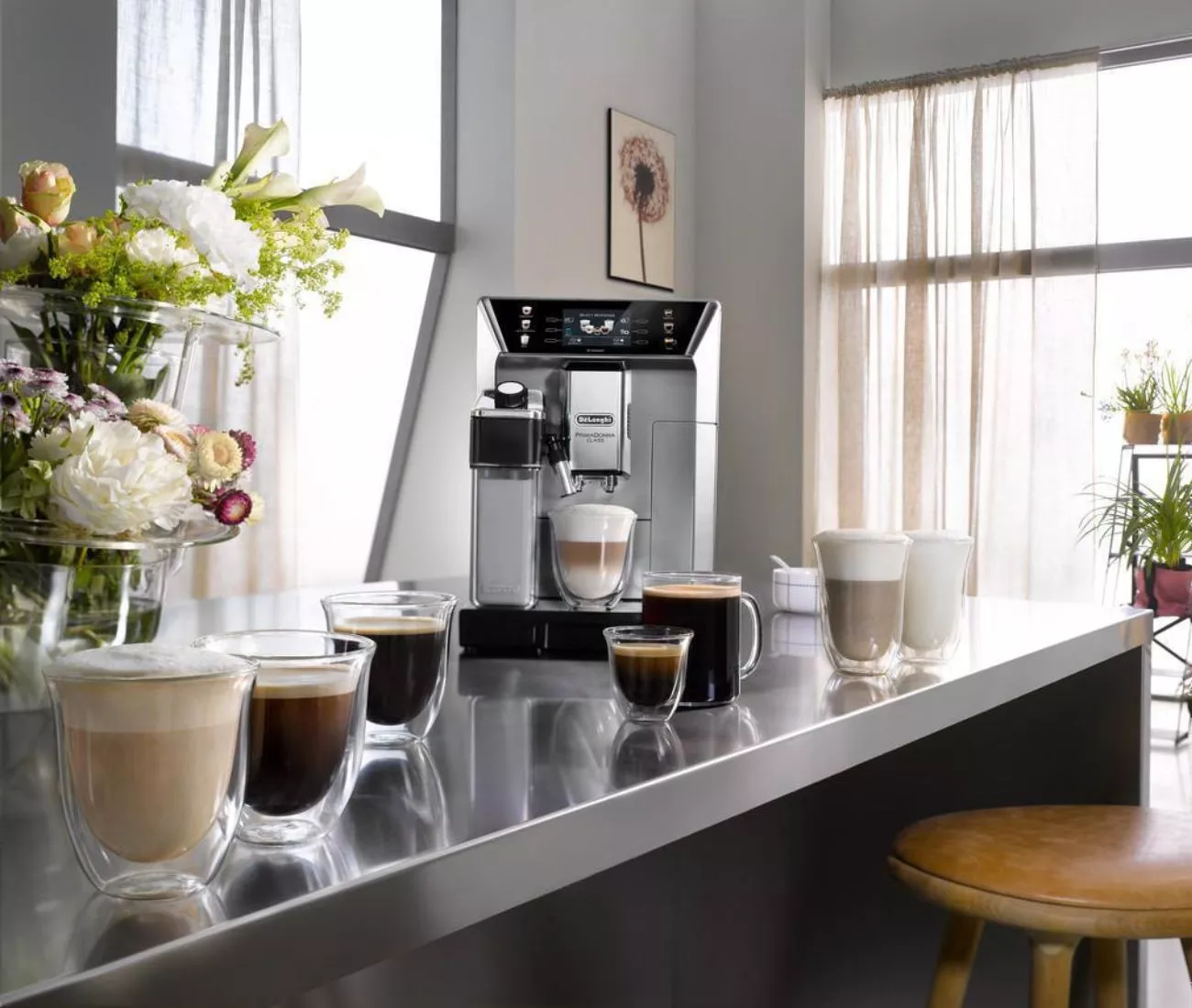 Prístroj De'Longhi Dinamica pripraví kávu podľa 10 receptov.