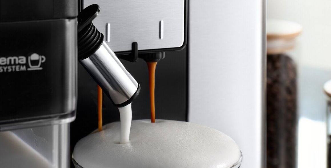 LatteCrema syst&eacute;m premen&iacute; k&aacute;vovar PrimaDonna Soul ECAM 610.55.SB na profesion&aacute;lneho baristu