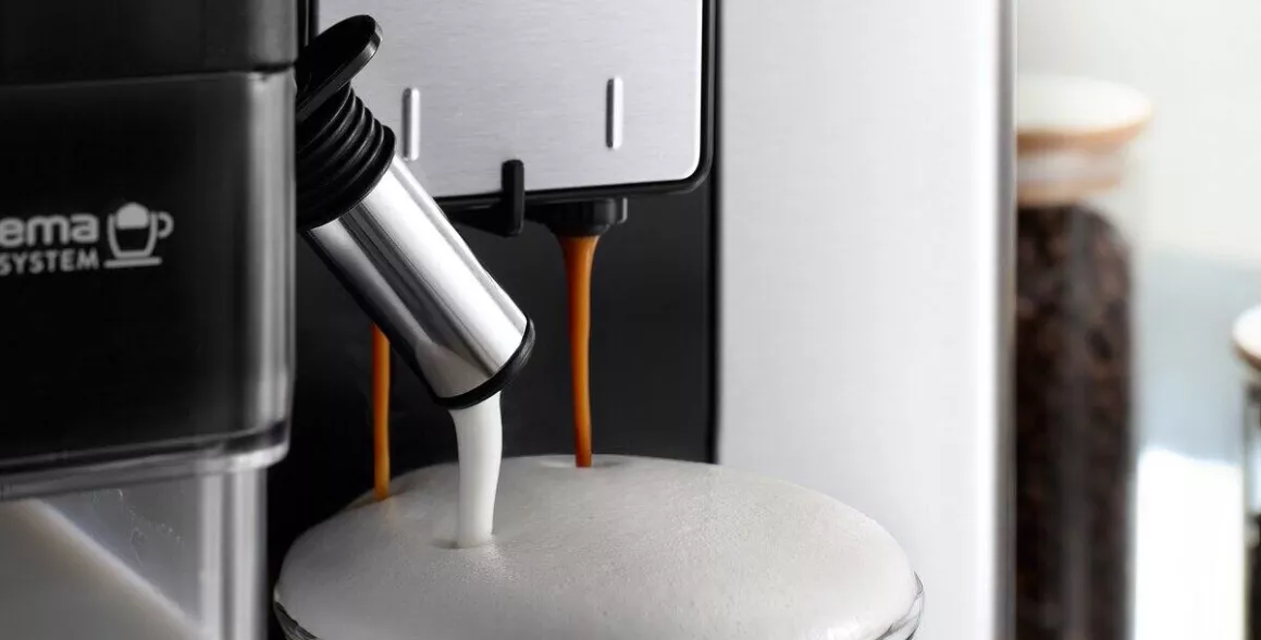 LatteCrema systém premení kávovar PrimaDonna Soul ECAM 610.55.SB na profesionálneho baristu