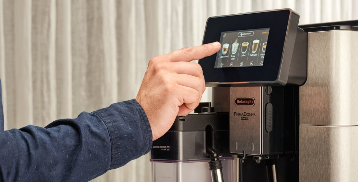 Dotykov&yacute; displej prin&aacute;&scaron;a mimoriadne pohodln&eacute; a jednoduch&eacute; ovl&aacute;danie k&aacute;vovaru PrimaDonna Soul ECAM 610.55.SB