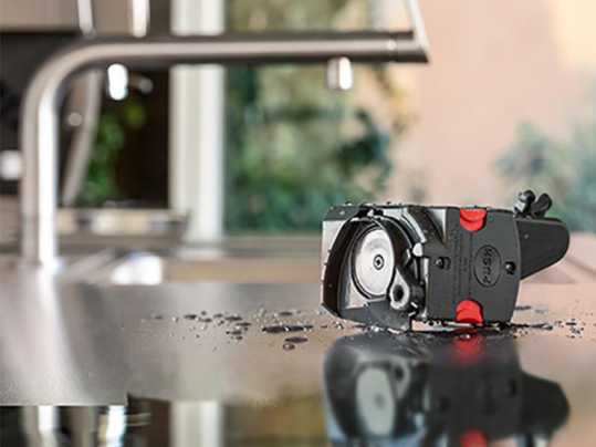 Sparovacia jednotka k&aacute;vovaru PrimaDonna Soul ECAM 610.55.SB sa d&aacute; vybrať a vyčistiť pod teč&uacute;cou vodou.