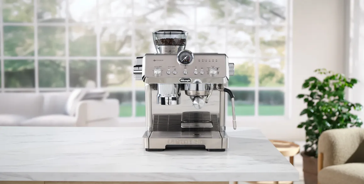Nechajte sa zlákať svetom dokonale pripravenej kávy, do ktorého vás pozýva pákový kávovar De'Longhi La Specialista Opera EC9555.M.