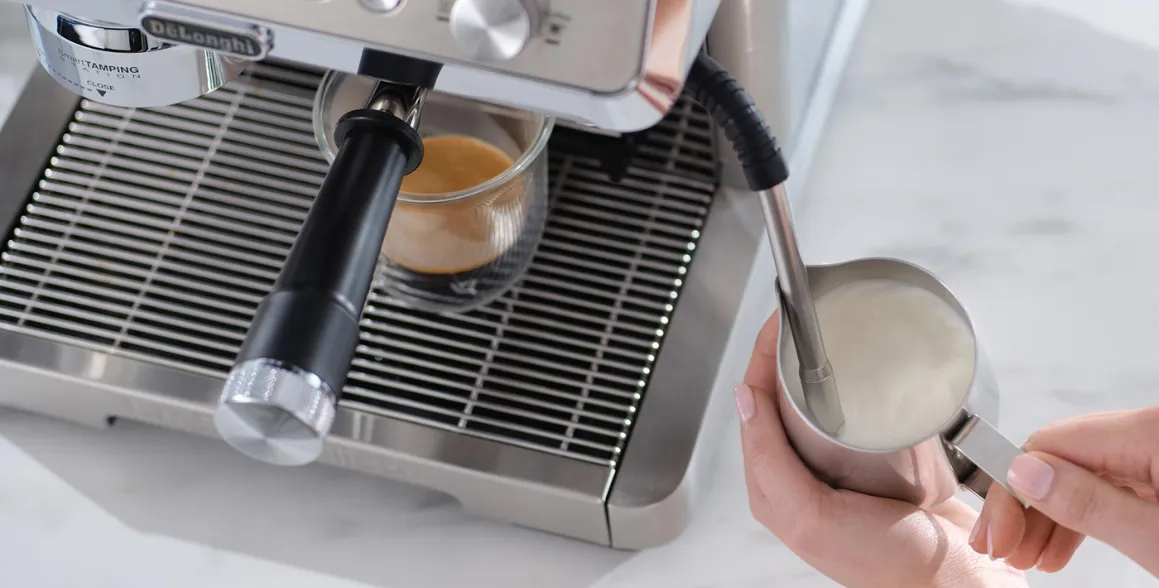 Tryska na napenenie mlieka My LatteArt kávovaru La Specialista Opera EC9555.M, vám pomocou mikrobubliniek vytvára hodvábne jemnú penu pre dokonalý štart do nového dňa.