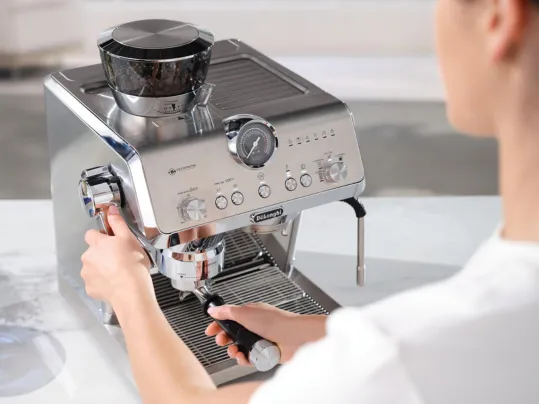 Pechovacia stanica kávovaru La Specialista Opera EC9555.M je zárukou vždy dokonale utlačenej kávy