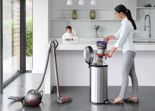 Hygienický mechanizmus vysávača Dyson Big Ball™ Parquet 2 uvoľní prach aj nečistoty jedným pohybom - bez toho, aby ste sa ich museli dotknúť.