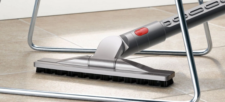 Hubica na podlahy vysávača Dyson Big Ball™ Parquet 2 odstraňuje prach a alergény.